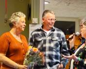 Gerard en Yvonne Heijnen, worden gezamenlijk toegesproken door Wilma Koek, vanwege hun trouwe activiteiten rondom het aanschaffen van clubkleding Bioracer. Er zijn veel leden die hier gebruik van maken en dit mogen er natuurlijk meer worden! Zij ontvangen een bloemetje met attentie.