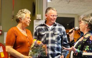 Gerard en Yvonne Heijnen, worden gezamenlijk toegesproken door Wilma Koek, vanwege hun trouwe activiteiten rondom het aanschaffen van clubkleding Bioracer. Er zijn veel leden die hier gebruik van maken en dit mogen er natuurlijk meer worden! Zij ontvangen een bloemetje met attentie.