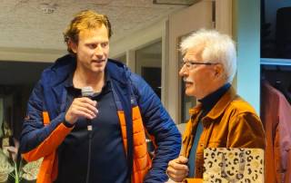 Michiel Wienese, wordt toegesproken door Theo Bakkum, zijn eerste ijsclubtrainer, die hem in 2012 zijn schaatspassie opnieuw deed ontdekken. Als jonge 20-er stopte Michiel met schaatsen, nadat hij toch bijna de wereldtop had bereikt.