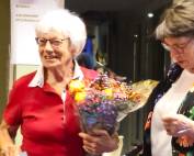 Saskia de Jong, al jarenlang trouw ijsclublid, waarvan ze 25 jaar trouwe trainer was in de Waterleidingduinen. Van 2007 t/m 2014 was zij secretaris die onder meer het jubileum voor het 135 jarig bestaan van de ijsclub in goede banen heeft weten te leiden. Zij heeft altijd allerhande vrijwilligerstaken op zich genomen en werd daarvoor toegesproken door Wilma Koek, die haar een bloemetje met attentie overhandigde.