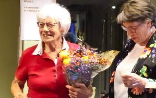 Saskia de Jong, al jarenlang trouw ijsclublid, waarvan ze 25 jaar trouwe trainer was in de Waterleidingduinen. Van 2007 t/m 2014 was zij secretaris die onder meer het jubileum voor het 135 jarig bestaan van de ijsclub in goede banen heeft weten te leiden. Zij heeft altijd allerhande vrijwilligerstaken op zich genomen en werd daarvoor toegesproken door Wilma Koek, die haar een bloemetje met attentie overhandigde.