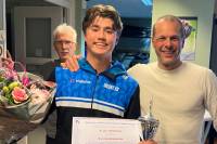 Kai van Bennekom die de prestigieuze Hopbeker kreeg uitgereikt